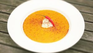 Scharfe Aprikosen-Kürbis-Suppe mit Ricotta und Schokolade