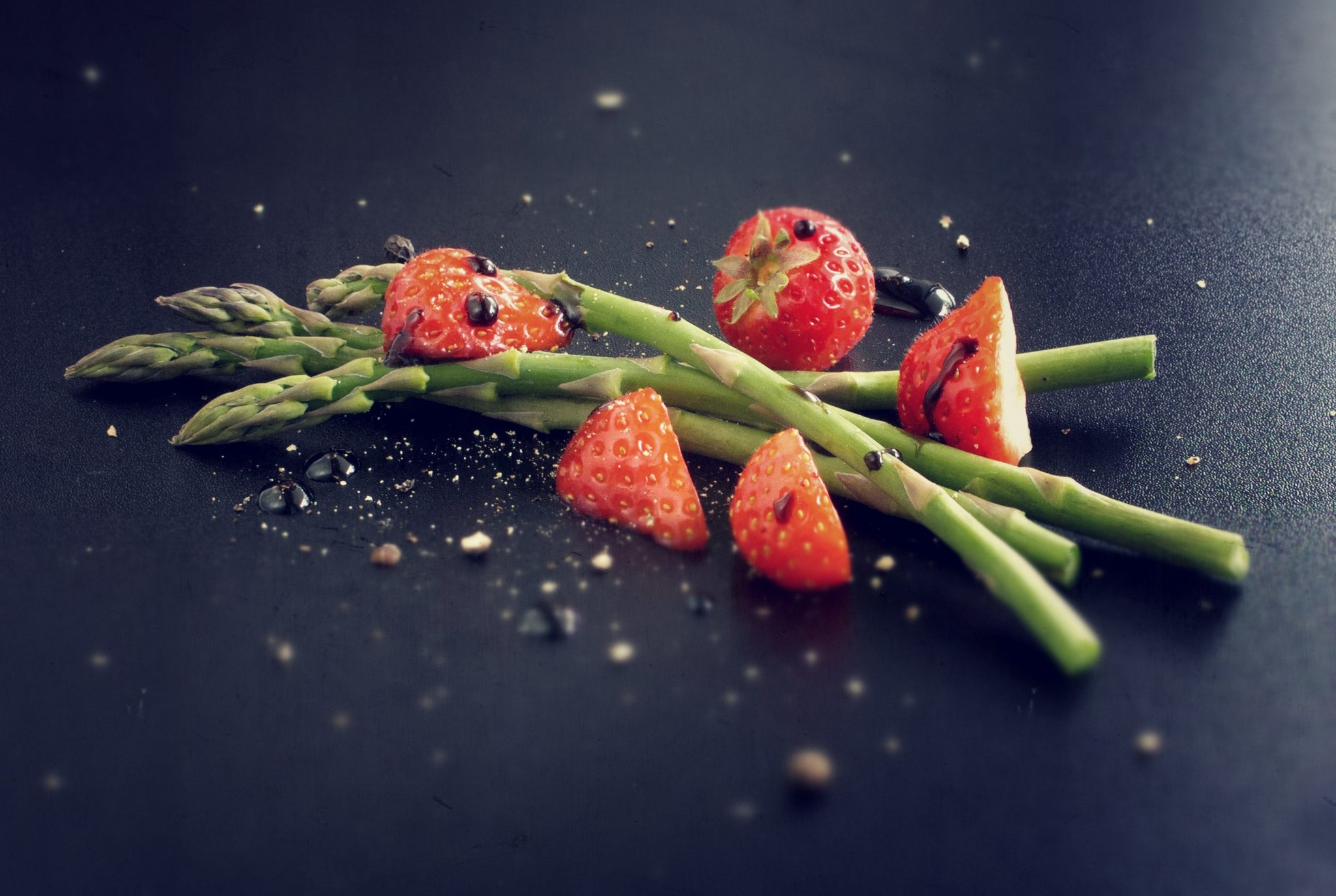 Spargel mit Erdbeeren