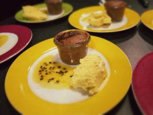 Lauwarmer Schokoladenkuchen mit  Maracuja Sauce