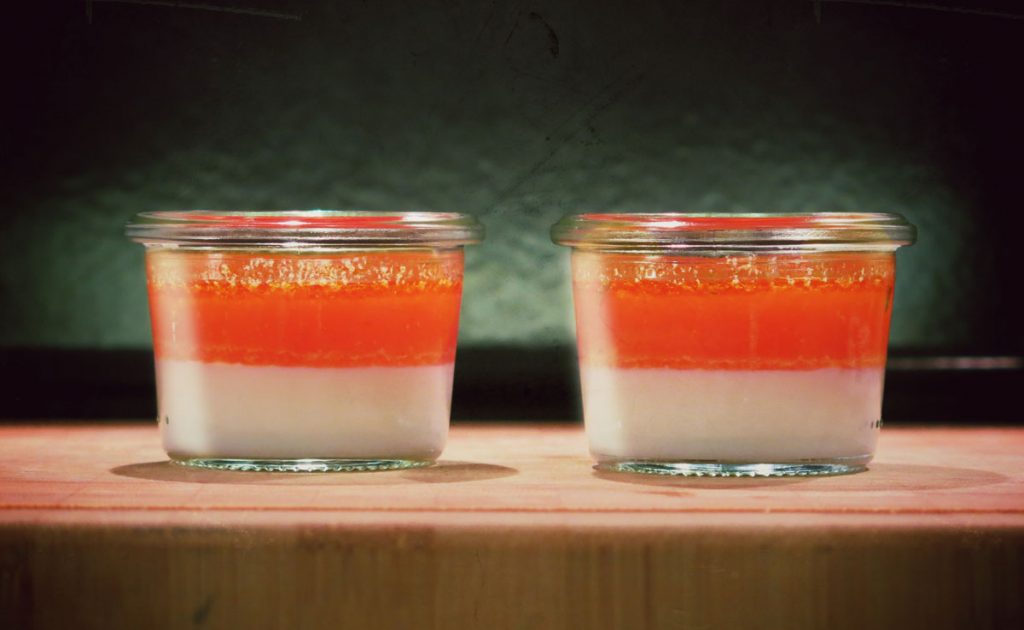 Knoblauch Panna Cotta mit Tomatensuppe