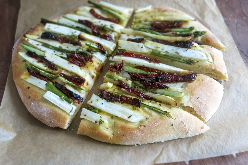 Focaccia mit Spargel und getrockente Tomaten