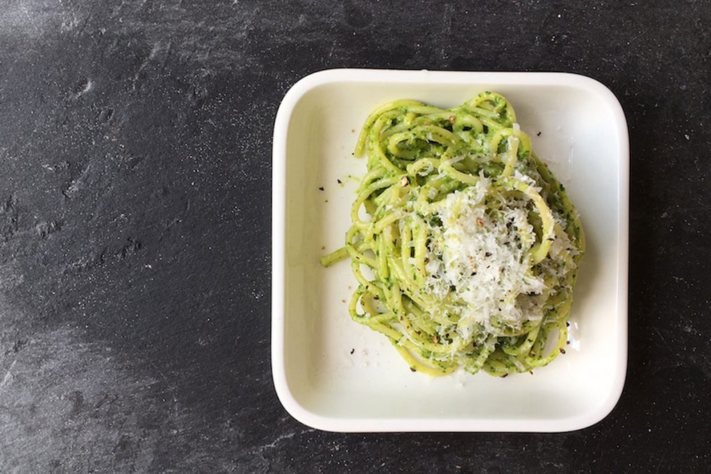 Spaghetti mit Avocado-Spinat-Pesto