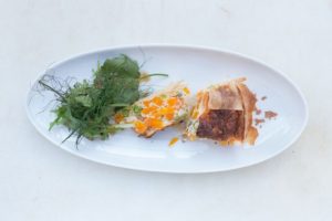 Leichte Gemüse Quiche mit Wildkräutersalat