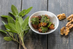 Datteln in Salbeimantel (vegan)