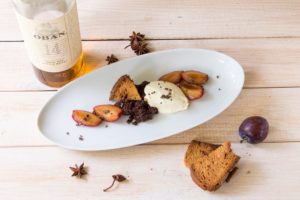 Ziegenkäsenocken mit Whiskey Pflaumen und Schokoerde
