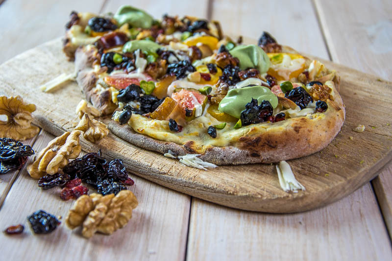 Süße Pizza - mit getrockneten Beeren, Nüssen und Feigen