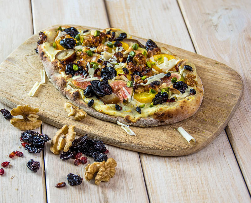 Süße Pizza - mit getrockneten Beeren, Nüssen und Feigen