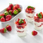 erdbeeren 20 150x150 - Erdbeeren mit Pistazien Minzpesto auf Vanille Quark Creme
