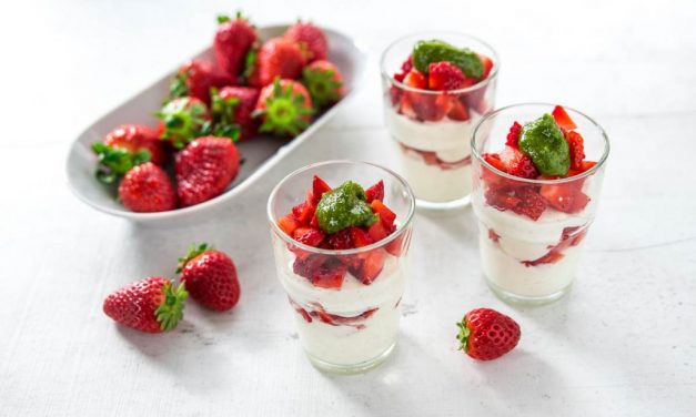 Erdbeeren mit Pistazien Minzpesto auf Vanille Quark Creme