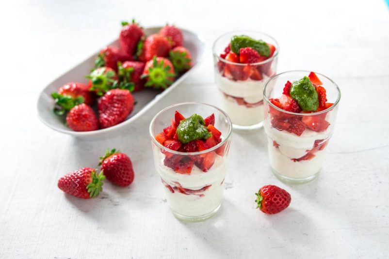 Erdbeeren mit Pistazien Minzpesto auf Vanille Quark Creme