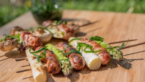 Wurstspieße auf dem Grill