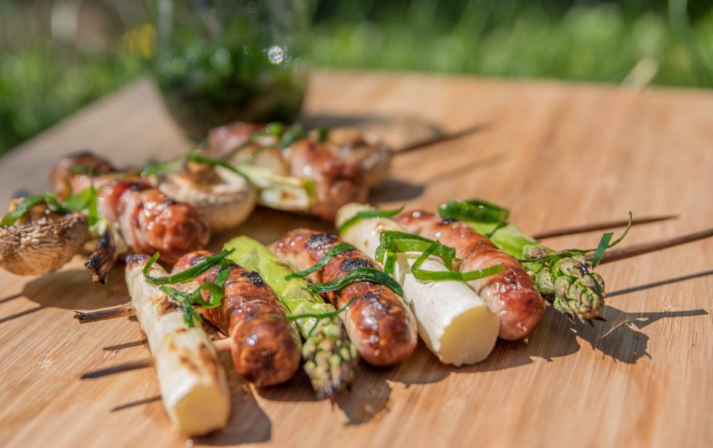 Wurstspieße auf dem Grill