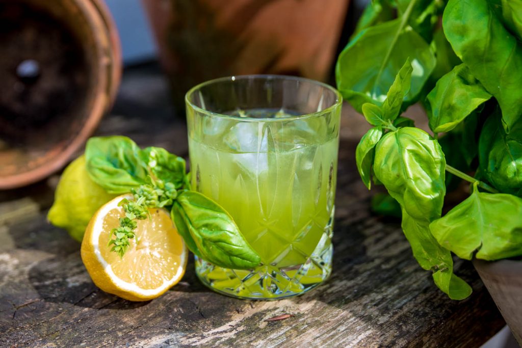 Lavet af tælle Ups Basil Smash - Gin Cocktail mit Basilikum und Zitrone