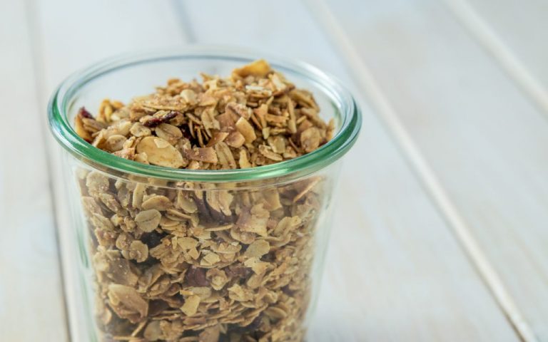 Granola mit Mandeln und Kokos