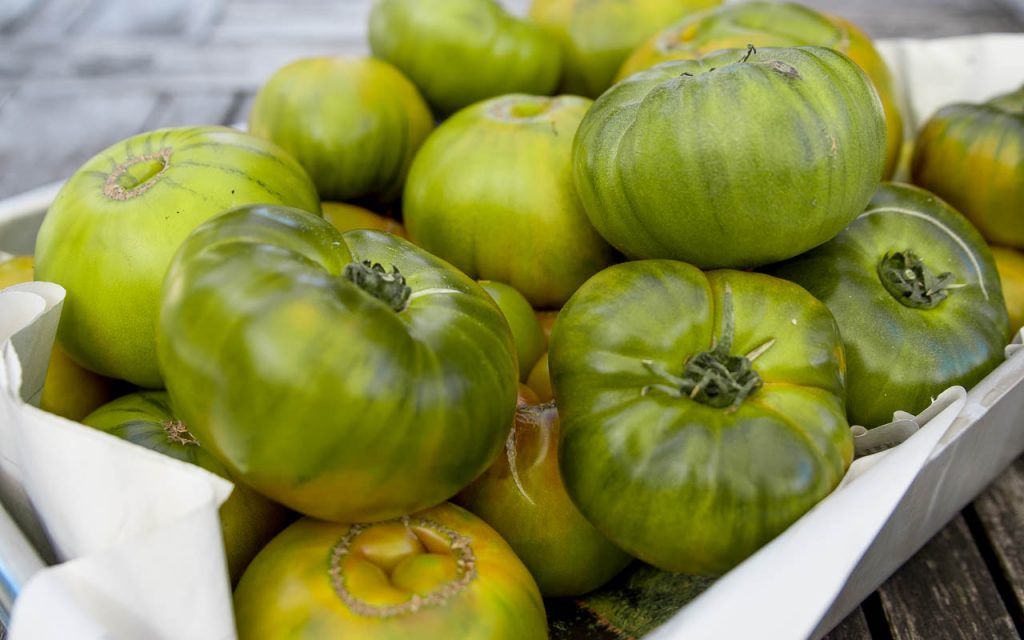 Grüne Tomaten Suppe mit Basilikum-Schaum