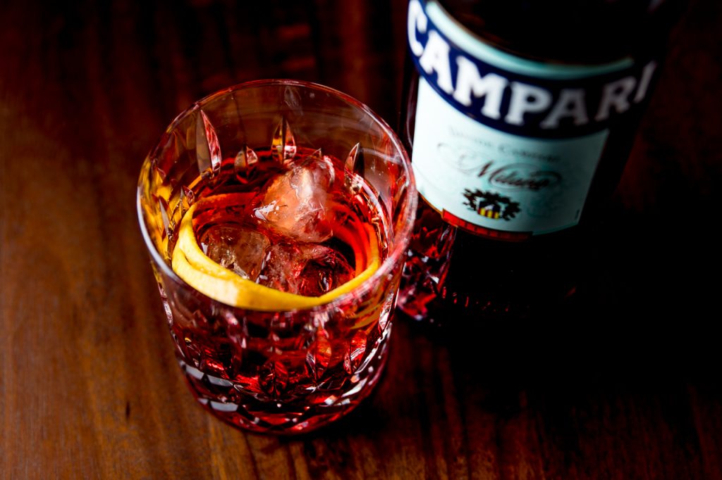 rubinroter Negroni aus Gin Wermut und Campari