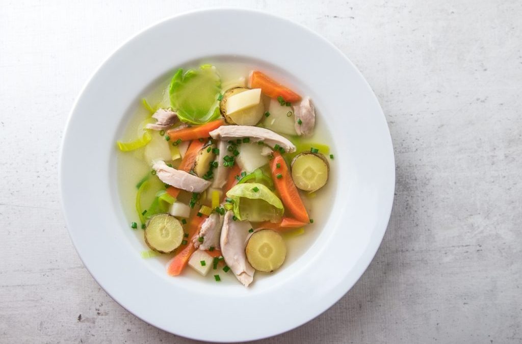 Hühnereintropf mit Topinambur, Rosenkohl Kerbelrübe uvm. Hühnereintropf mit Topinambur, Rosenkohl Kerbelrübe uvm.