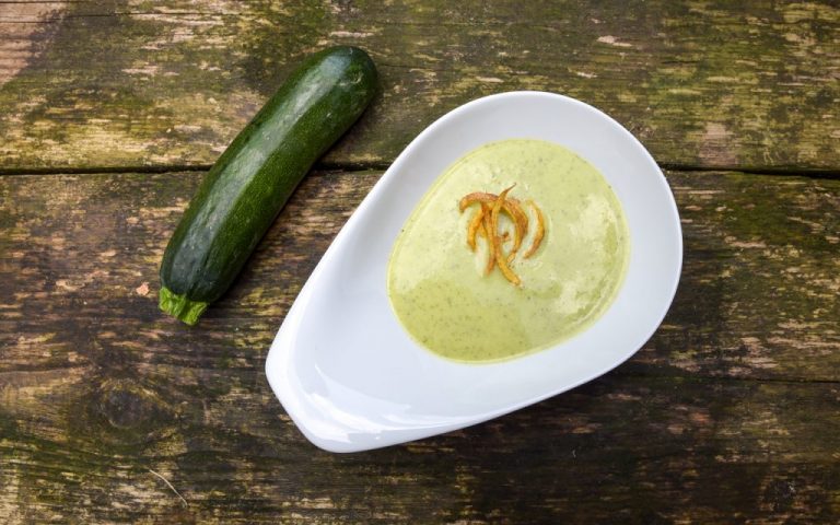 Einfache Zucchinisuppe mit ganz wenig Zutaten