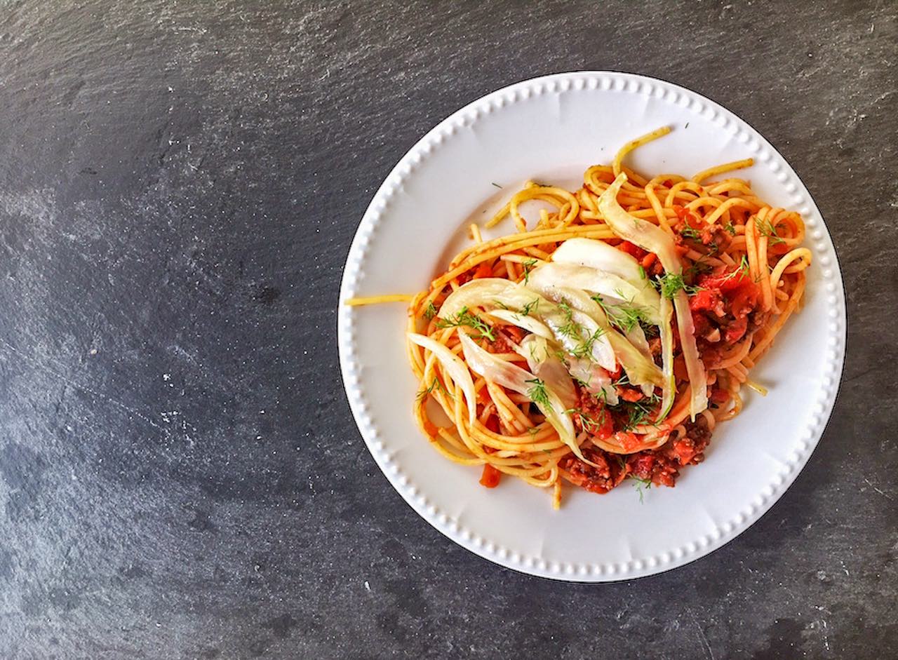 Bolognese mit Fenchel und Spaghetti. Rezept.