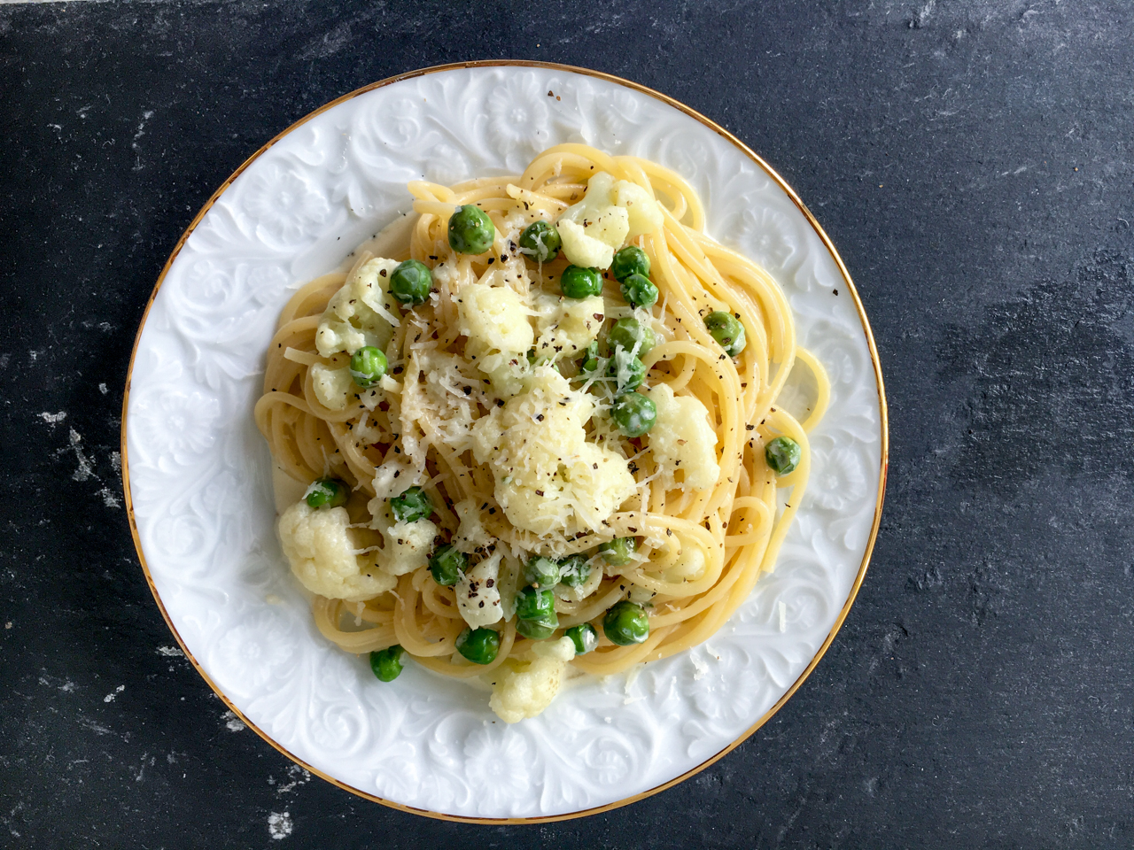 Nudeln mit Blumenkohl-Käse-Sahne-Sauce