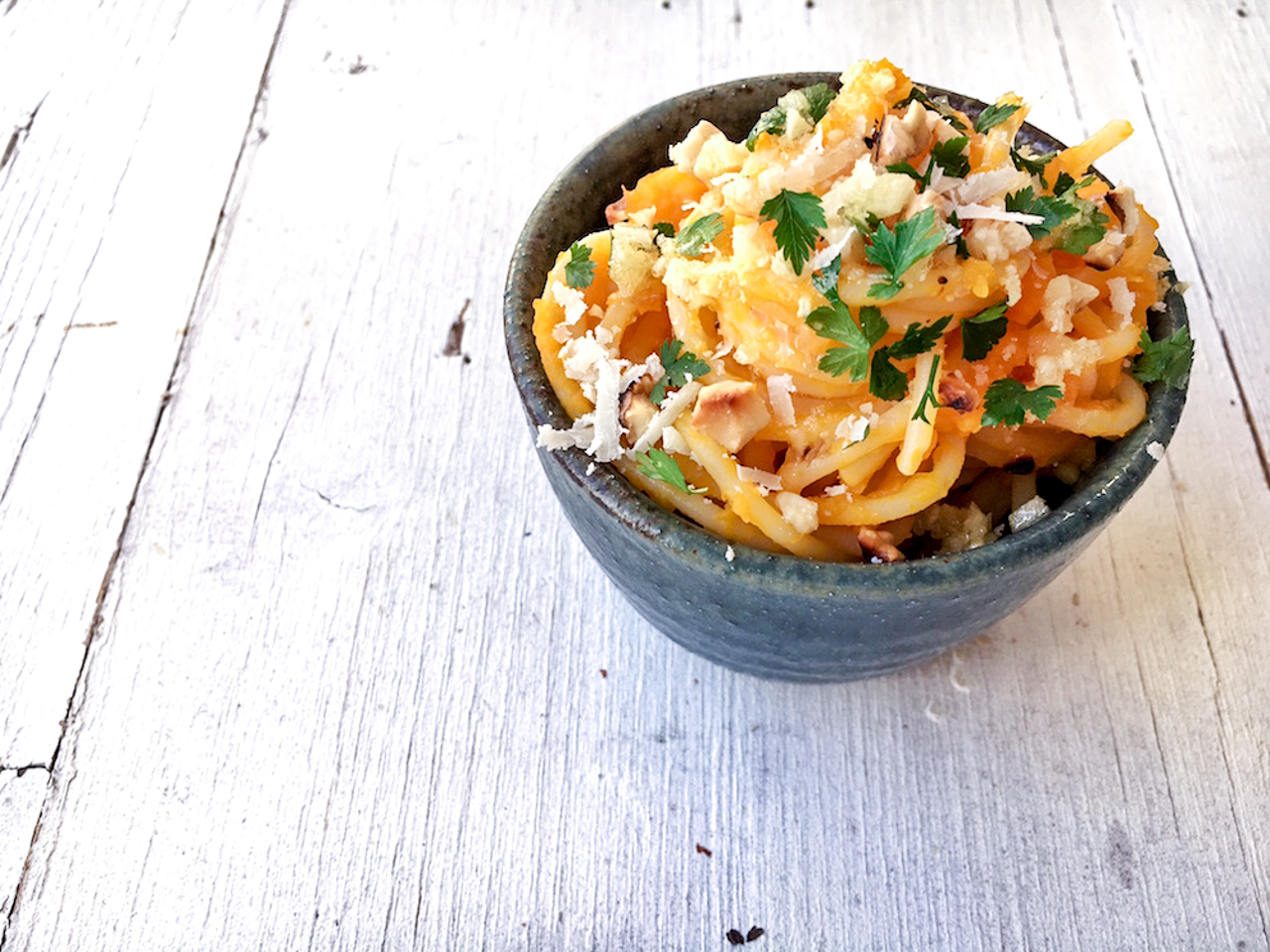 Spaghetti mit Kürbismus, Walnüssen und Knoblauchbutter, vegetarisches Nudelrezept von Pastamaniac