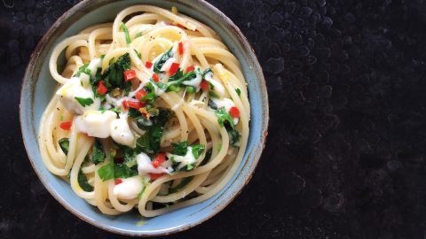 Rezept für scharfe Gremolata mit Peperoni, Petersilie und Basilikum, vegetarisch