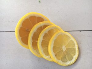 Zitronenscheiben für das Rezept für scharfe Gremolata mit Peperoni, Petersilie und Basilikum, vegetarisch