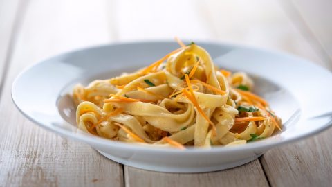 Nudeln mit Karotten-Mandel-Frischkäse-Soße, vegetarisches Pasta-Rezept