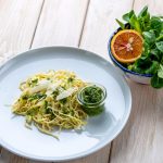 Nudeln mit Pastinaken, Kohl und Feldsalat-Pisatzien-Pesto. Vegetarische Pasta