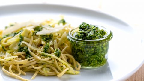 Nudeln mit Pastinaken, Kohl und Feldsalat-Pisatzien-Pesto. Vegetarische Pasta