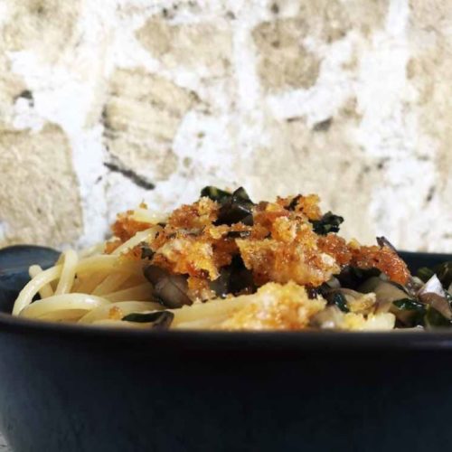 Spaghetti mit Mangold und Bröseln aus Parmesan, Rosmarin, Knoblauch und Piment D'Espelette. Vegetarisch