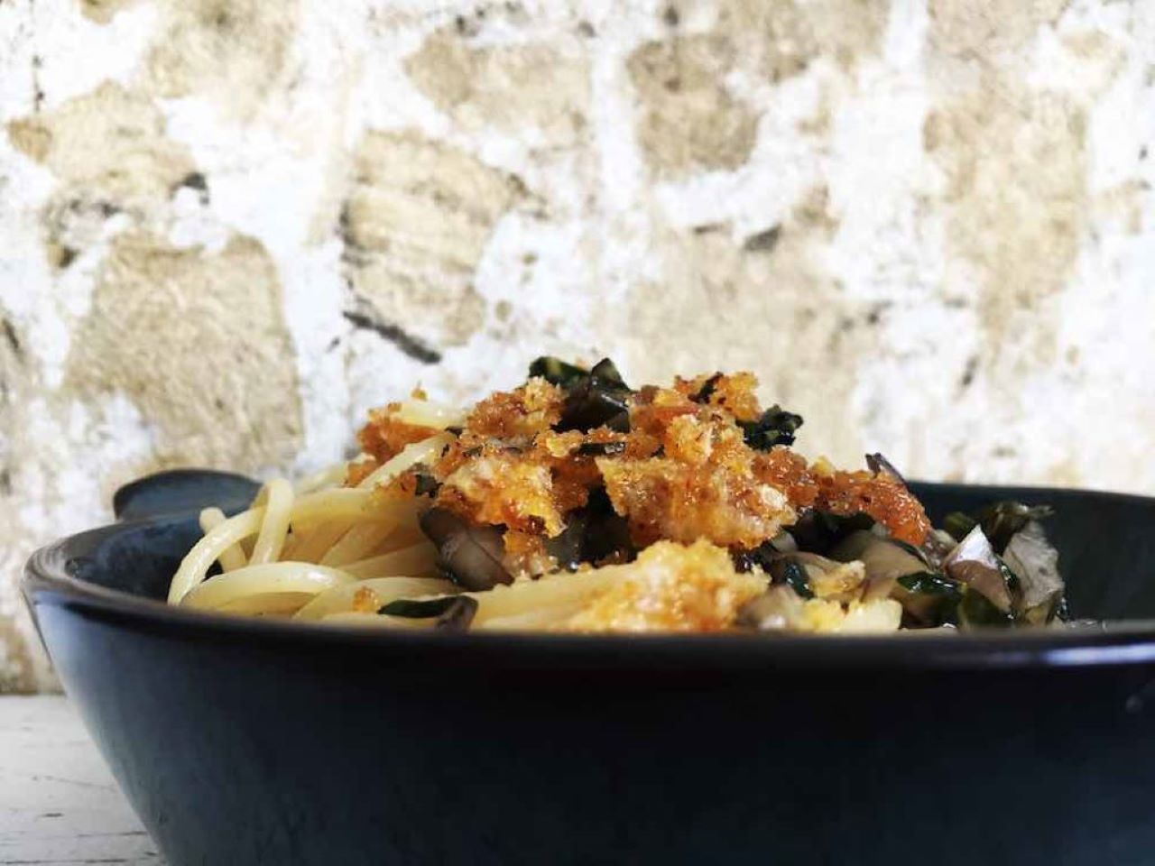 Spaghetti mit Mangold und Bröseln aus Parmesan, Rosmarin, Knoblauch und Piment D'Espelette. Vegetarisch