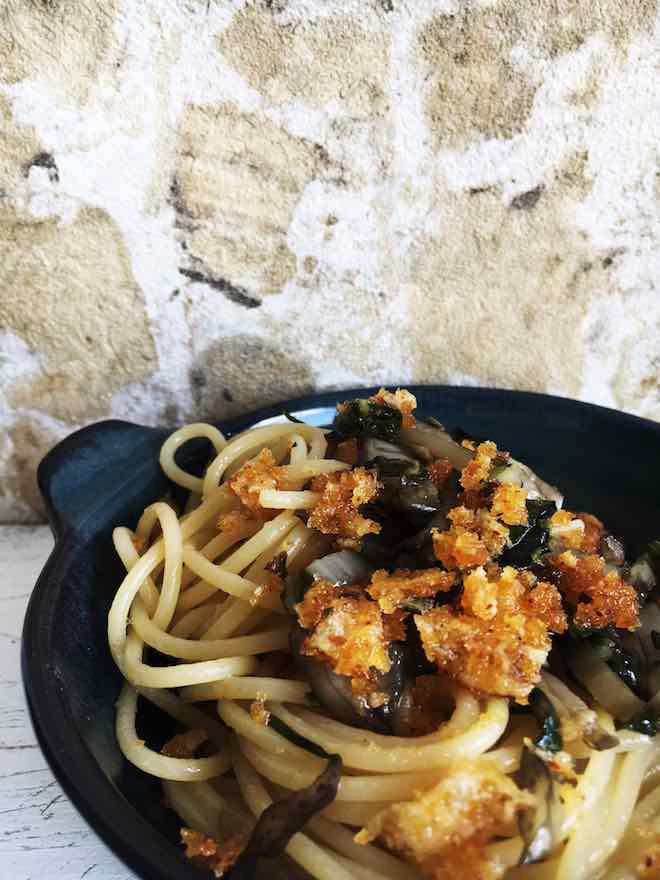 Spaghetti mit Mangold und Bröseln aus Parmesan, Rosmarin, Knoblauch und Piment D'Espelette. Vegetarisch