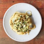 Nudeln mit Zucchini-Ziegenfrischkäse-Creme