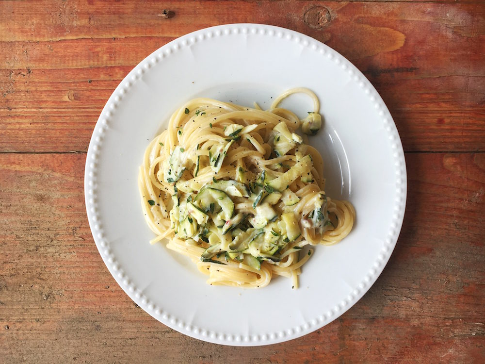 Nudeln mit Zucchini-Ziegenfrischkäse-Creme