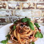 Pasta alla Norma, Nudeln mit Aubergine, Tomaten, Basilikum und Ricotta Salata. Vegetarisch