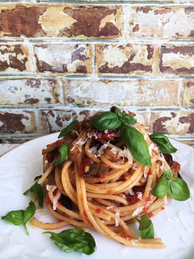 Pasta alla Norma, Nudeln mit Aubergine, Tomaten, Basilikum und Ricotta Salata. Vegetarisch