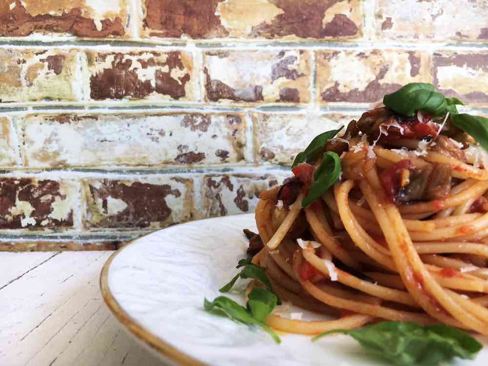 Pasta alla Norma, Nudeln mit Aubergine, Tomaten, Basilikum und Ricotta Salata. Vegetarisch