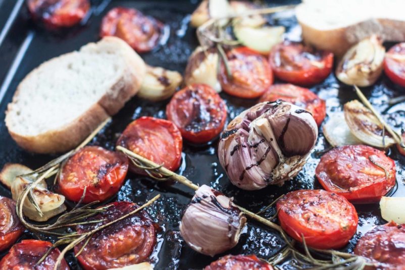 Tomaten, Zwiebeln, Knoblauch auf Backblech. Vegetarisches Nudel-Rezept