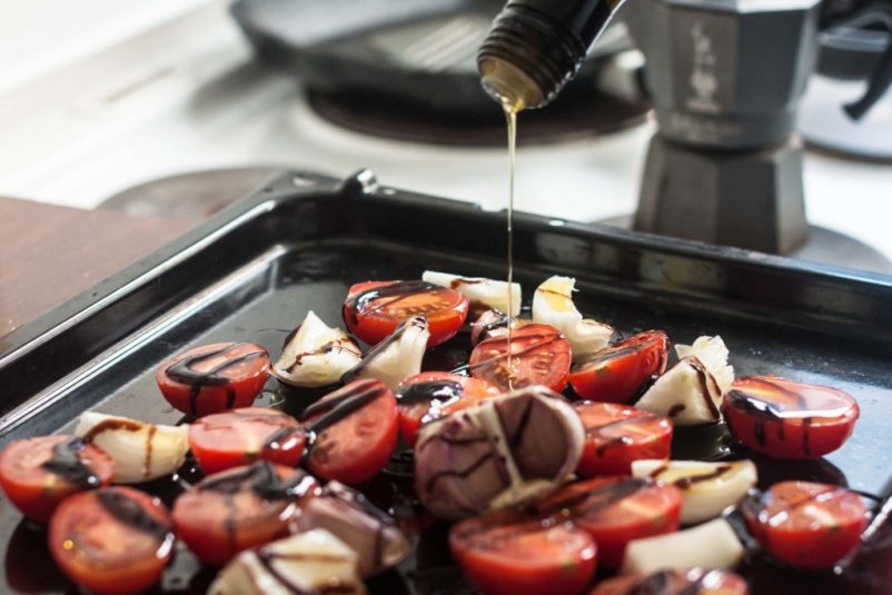 Tomaten, Zwiebeln, Knoblauch auf Backblech. Vegetarisches Nudel-Rezept