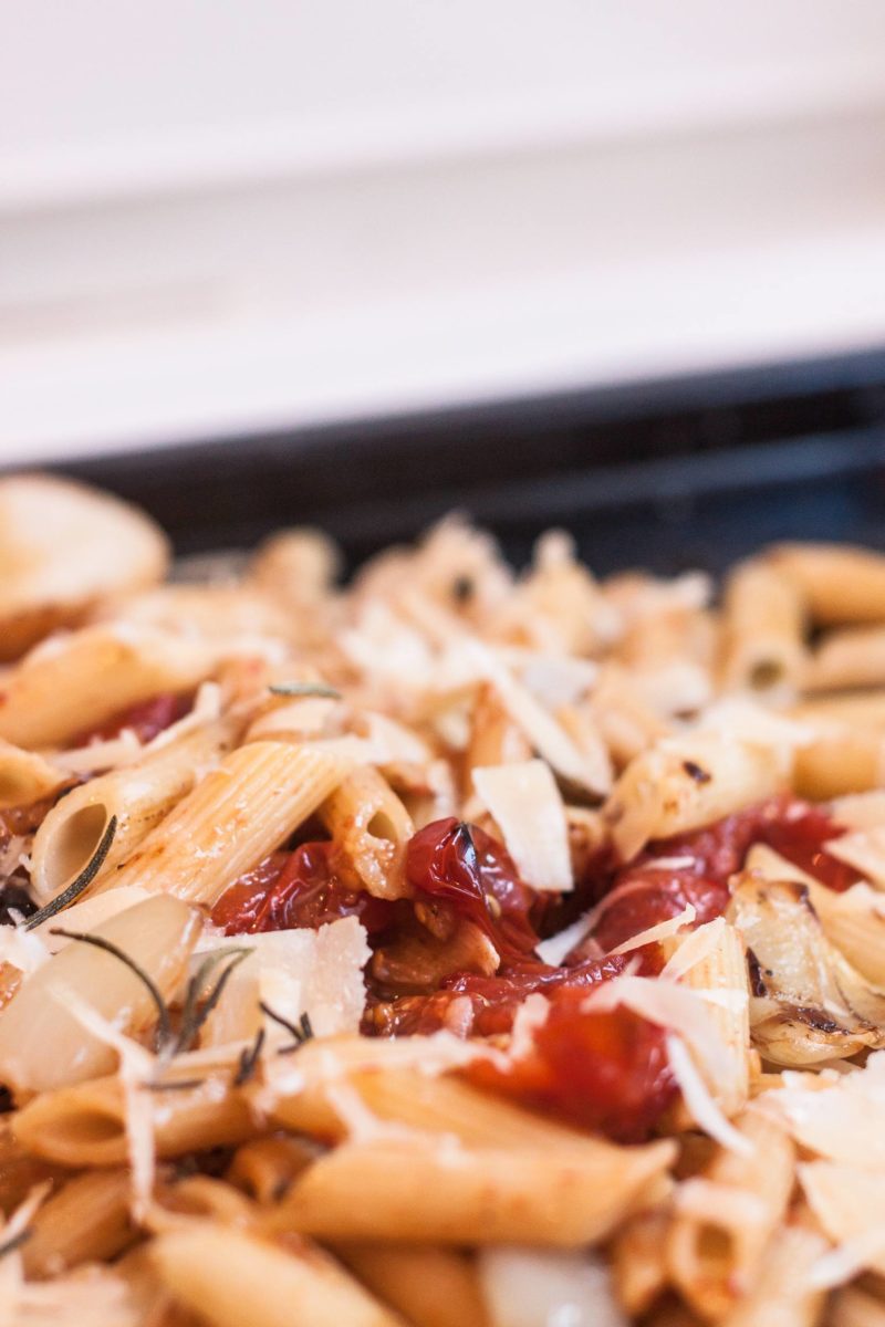 Pasta mit Ofentomaten, Knoblauch, Rosmarin und Parmesan, vegetarisch